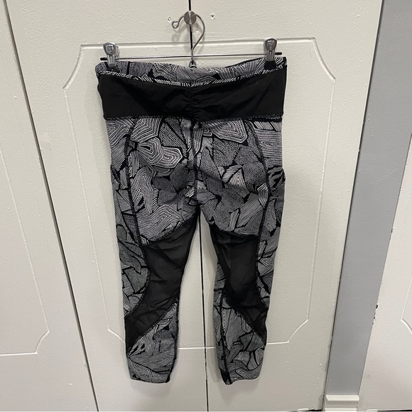 Lululemon Goal Crusher 7/8 Tight in Dottie Tribe White Black / Black - Picture 6 of 16